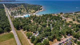 Vista aérea de Camping Park Umag en Istria, Croacia, con zonas de acampada, piscina y costa al mar.