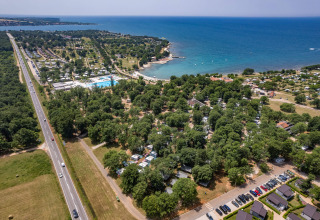 Vista aerea del Camping Park Umag in Istria, Croazia, con campeggi, piscina e costa sul mare.