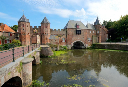 Billedet viser en historisk borg med voldgrav og stenbro nær Terschuur i Gelderland, Holland.