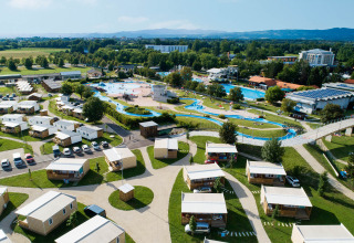 Vista aerea di Camping Terme Čatež in Slovenia con bungalow, piscine, aree verdi e scivoli d’acqua.