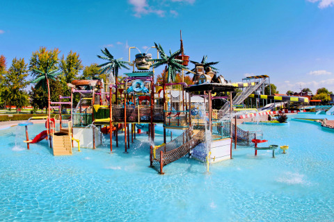 Parco giochi acquatico colorato a Camping Terme Catez, regione della Bassa Sava, Slovenia.