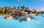 Vandlegeplads og farverige rutsjebaner ved Camping Terme Catez feriepark i Sava-regionen, Slovenien.