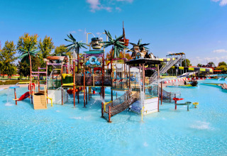 Kleurrijke waterspeeltuin en glijbanen bij Camping Terme Catez in de regio Spodnjeposavska, Slovenië.