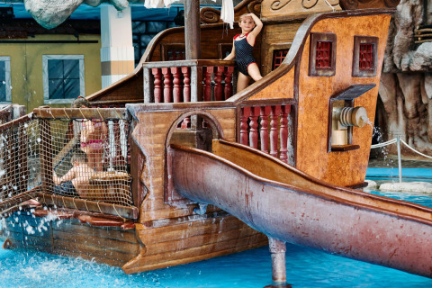 Bambini giocano su una nave pirata d'acqua al Camping Terme Catez, parco vacanze in Slovenia.