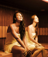 Dos mujeres relajándose en la sauna, una de las atracciones principales de Camping Terme Catez en Eslovenia.