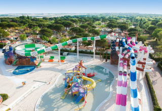 Vista aerea di Camping Union Lido Mare in Veneto, Italia, con scivoli d'acqua colorati e piscine nel parco.