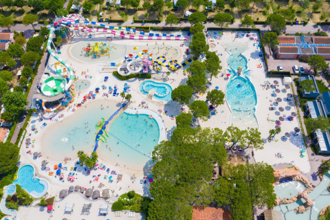 Vista aérea del parque acuático en Camping Union Lido Mare con piscinas y toboganes en Veneto, Italia.