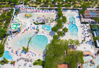 Vista aerea del parco acquatico al Camping Union Lido Mare con piscine e scivoli in Veneto, Italia.