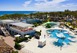 Feriepark Camping Village Cavallino i Veneto, Italien med swimmingpool, restaurant og havudsigt.