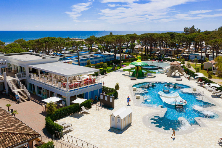 Camping Village Cavallino vakantiepark in Veneto, Italië met zwembad, restaurant en uitzicht op zee.