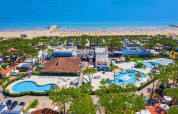 Vista aerea di Camping Village Cavallino in Veneto, Italia, con piscine, spiaggia e bungalow vacanza.