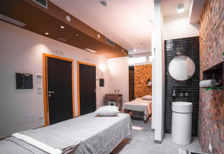Stanza wellness moderna con lettini per massaggi al Camping Village Cavallino, Veneto, Italia, atmosfera rilassante.