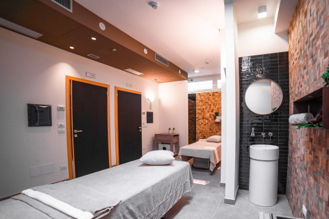 Stanza wellness moderna con lettini per massaggi al Camping Village Cavallino, Veneto, Italia, atmosfera rilassante.