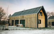 Casa pequeña moderna Unbrick One con sauna y fachada de madera en Brinckerduyn, Países Bajos en invierno.