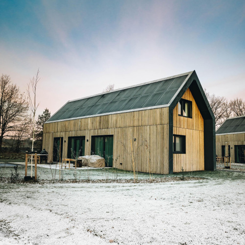 Casa pequeña moderna Unbrick One con sauna y fachada de madera en Brinckerduyn, Países Bajos en invierno.