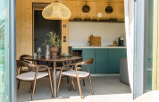 Cocina y comedor de casa pequeña moderna en Unbrick One, Brinckerduyn, con acentos de madera y decoración elegante.