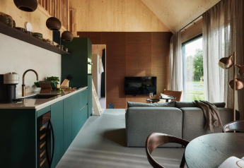 Moderne og stilfuld tiny house interiør med køkken, stue og store vinduer, Unbrick One, Brinckerduyn.