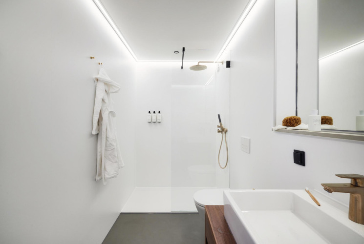 Baño moderno y minimalista en la tiny house Unbrick One | Sauna en Brinckerduyn, Países Bajos.