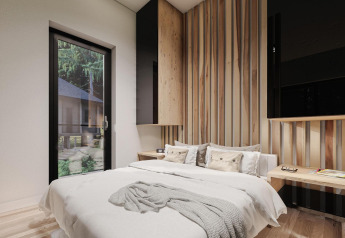 Moderne slaapkamer met houten accenten en groot raam, Edelweiss lodge aan Ossiacher See, Oostenrijk.