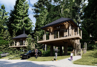 Baumhäuser auf Stelzen im Wald bei Edelweiss Lodge, Ossiacher See, Österreich, mit Familien und Autos.
