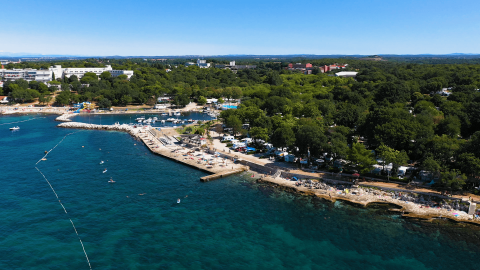 Vista aerea del Camping Zelena Laguna in Istria, Croazia, con costa, spiaggia e vegetazione verde.