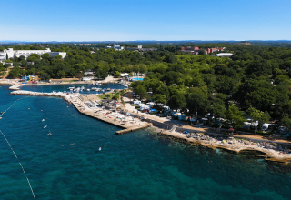 Vista aerea del Camping Zelena Laguna in Istria, Croazia, con costa, spiaggia e vegetazione verde.