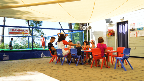 Bambini e un adulto partecipano ad attività all'aperto al Camping Zelena Laguna, Istria, Croazia.
