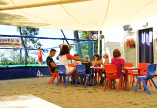 Bambini e un adulto partecipano ad attività all'aperto al Camping Zelena Laguna, Istria, Croazia.