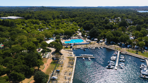 Vista aerea di Camping Zelena Laguna in Istria, Croazia, con piscina, piazzole e porto turistico.
