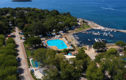 Vista aerea del Camping Zelena Laguna in Istria, Croazia, con piscina, porto turistico e il mare sullo sfondo.
