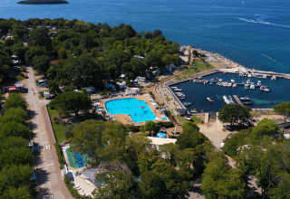 Luchtfoto van Camping Zelena Laguna in Istrië, Kroatië, met zwembad, jachthaven en uitzicht op zee.
