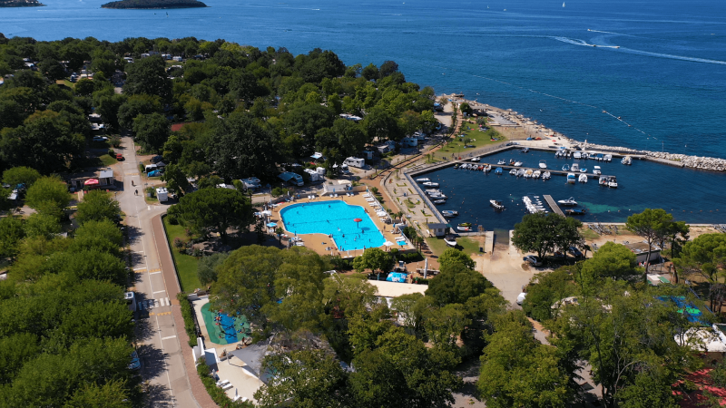 Vue aérienne du Camping Zelena Laguna en Istrie, Croatie, avec piscine, port de plaisance et vue sur la mer.