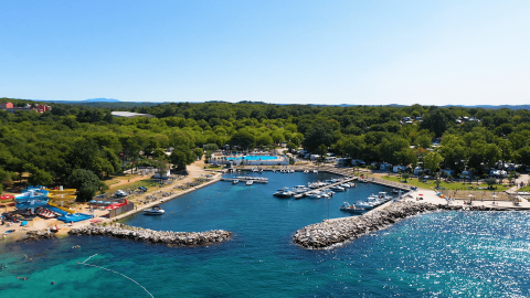 Vista aerea del Camping Zelena Laguna con piscina, porto turistico e natura in Istria, Croazia.