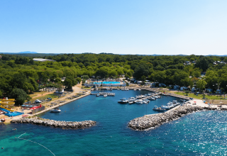 Vista aerea del Camping Zelena Laguna con piscina, porto turistico e natura in Istria, Croazia.