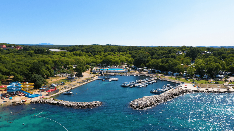 Vue aérienne du Camping Zelena Laguna avec piscine, port de plaisance et verdure à Istrie, Croatie.