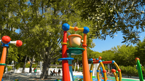 Bunte Wasserspielplatz-Strukturen an einem sonnigen Tag im Camping Zelena Laguna, Istrien, Kroatien.
