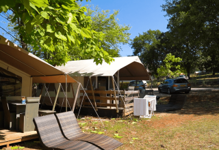 Camping Zelena Laguna in Istria, Croazia, mostra tende, area relax esterna e auto parcheggiate all’ombra.