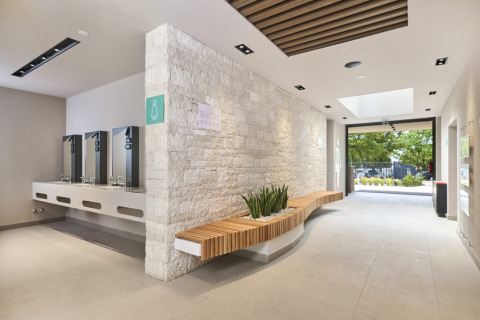 Sanitaires modernes et lumineux avec espace de repos au Camping Bijela Uvala en Istrie, Croatie.