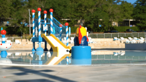 Kindvriendelijk zwembad met glijbaan en waterspeeltoestel bij Camping Bijela Uvala, Istrië, Kroatië.