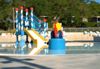 Kindvriendelijk zwembad met glijbaan en waterspeeltoestel bij Camping Bijela Uvala, Istrië, Kroatië.