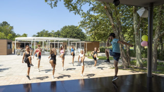 Cours de fitness en plein air au Camping Bijela Uvala, parc de vacances en Istrie, Croatie, sous le soleil.