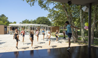 Clase de fitness al aire libre en Camping Bijela Uvala, un parque vacacional en Istria, Croacia, en un día soleado.