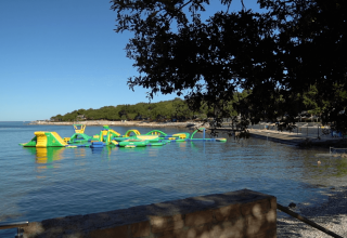 Blick auf das Meer und einen aufblasbaren Wasserpark im Camping Bijela Uvala in Istrien, Kroatien.