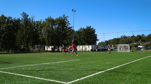 Menschen spielen Fußball auf einem Kunstrasenplatz im Ferienpark Camping Bijela Uvala in Istrien, Kroatien.