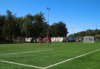 Persone che giocano a calcio su un campo sintetico al campeggio Bijela Uvala a Istria, Croazia.