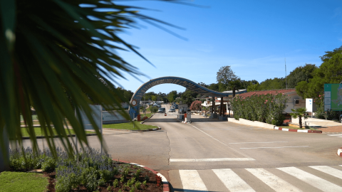 Ingresso di Camping Bijela Uvala, villaggio turistico in Istria, Croazia, circondato dal verde.