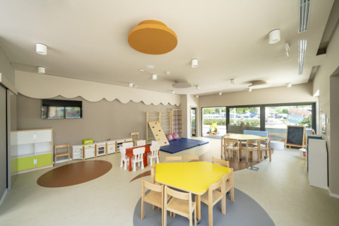 Sala de juegos luminosa y moderna para niños en Camping Bijela Uvala, parque de vacaciones en Istria, Croacia.