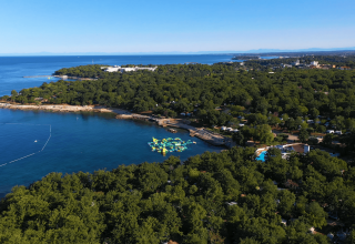 Vista aerea del Camping Bijela Uvala con foresta verde, costa e mare blu a Istria, Croazia.