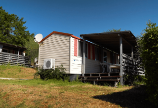 Mobilhytte med træterrasse på Camping Bijela Uvala, feriepark i Istrien, Kroatien, solrig dag.