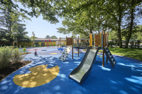 Parco giochi con scivolo e struttura da arrampicata al Camping Bijela Uvala, Istria, Croazia.